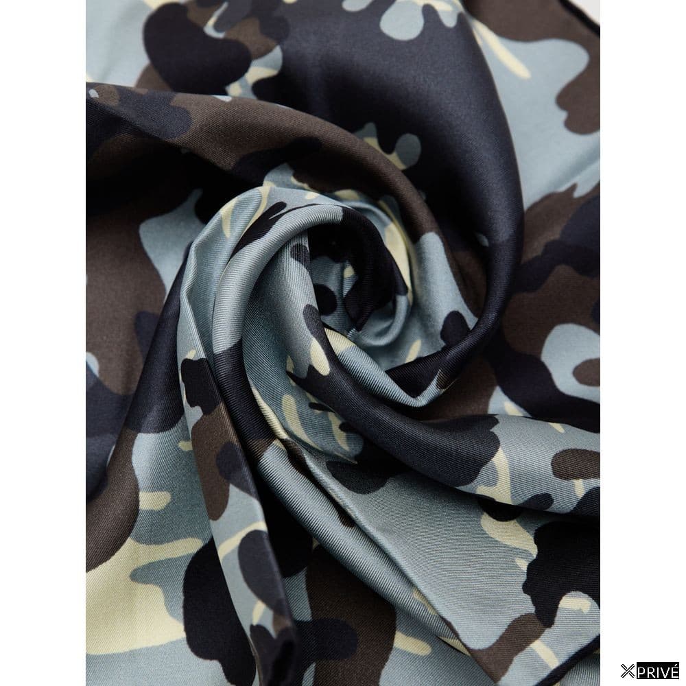 Mouchoir gris en Soie — 4