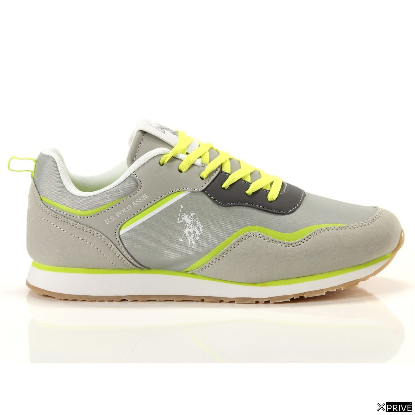 Chaussures de sport jaunes — 1