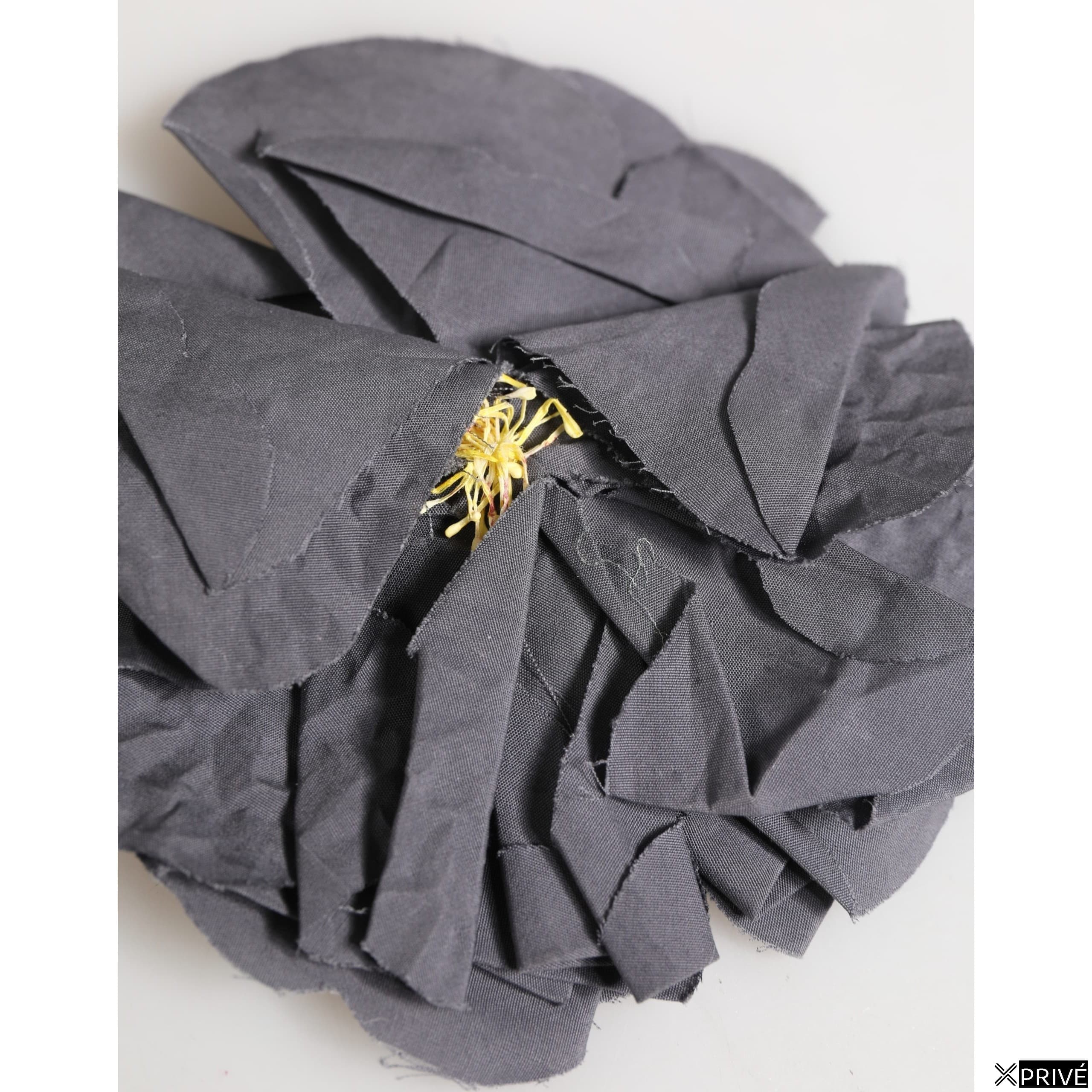 Broche grise — 3