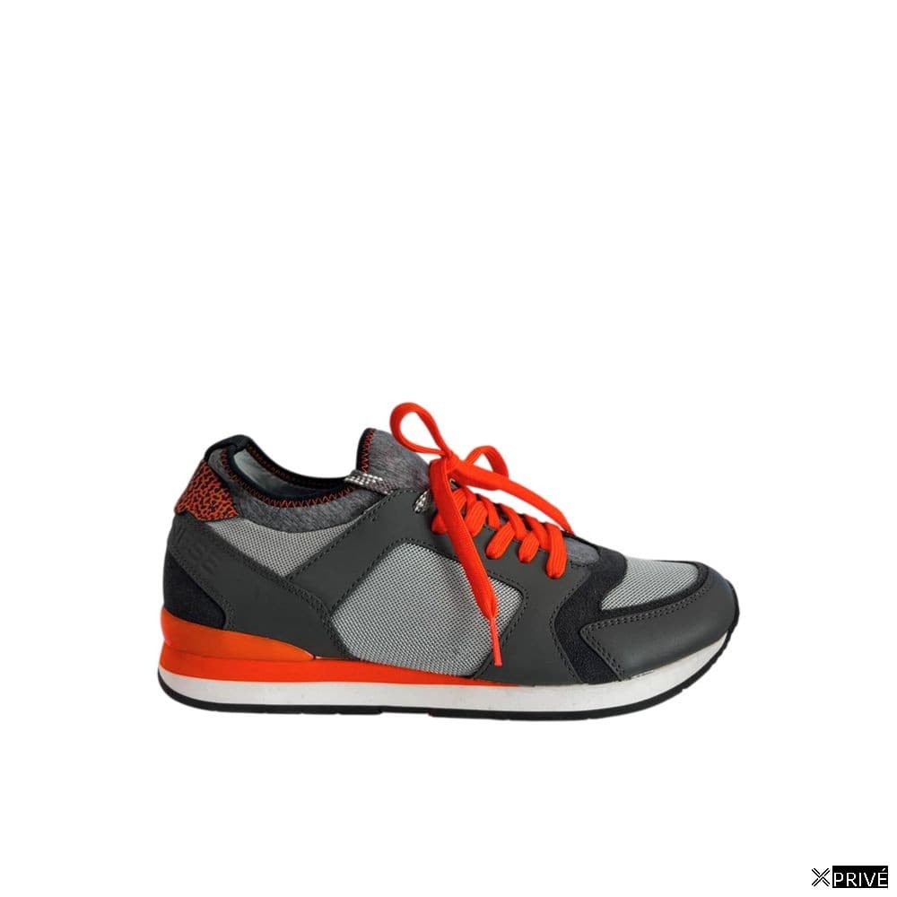 Chaussures de sport oranges — 1
